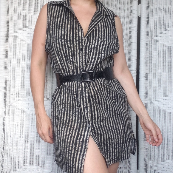 Minimalist Stripe Dress with zippers - Picture 3 of 9